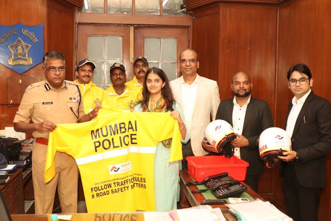 IIFL foundation, Yashlok welfare foundation provide recycled PVC raincoats to Mumbai police